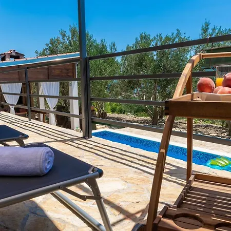 Plum Holiday Home Kastel Stari Exterior photo
